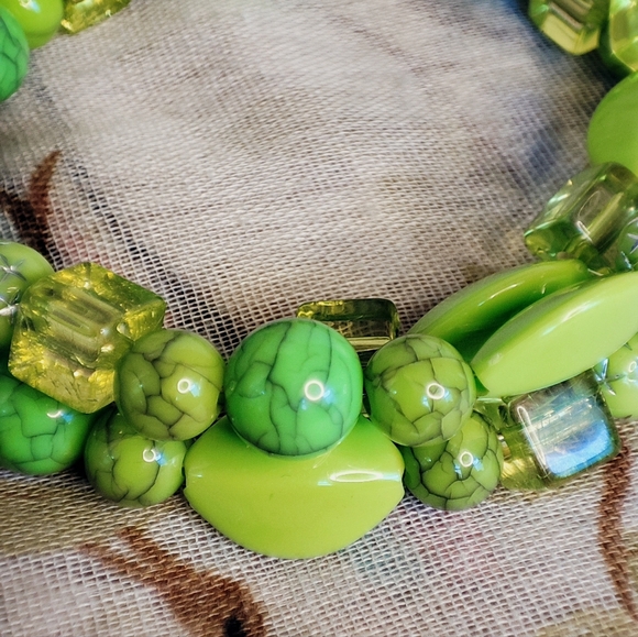 Pistachio Green Lucite Crackled Silver Atomic Beaded Cubed Memory Wire Bracelet - Picture 4 of 11